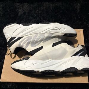 Adidas Yeezy Boost 700 MNVN Laceless Analog